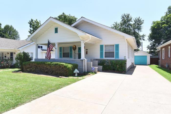Entire Home*Cherry St*Food*Fun*Drinks*Shop* Tulsa Exterior photo